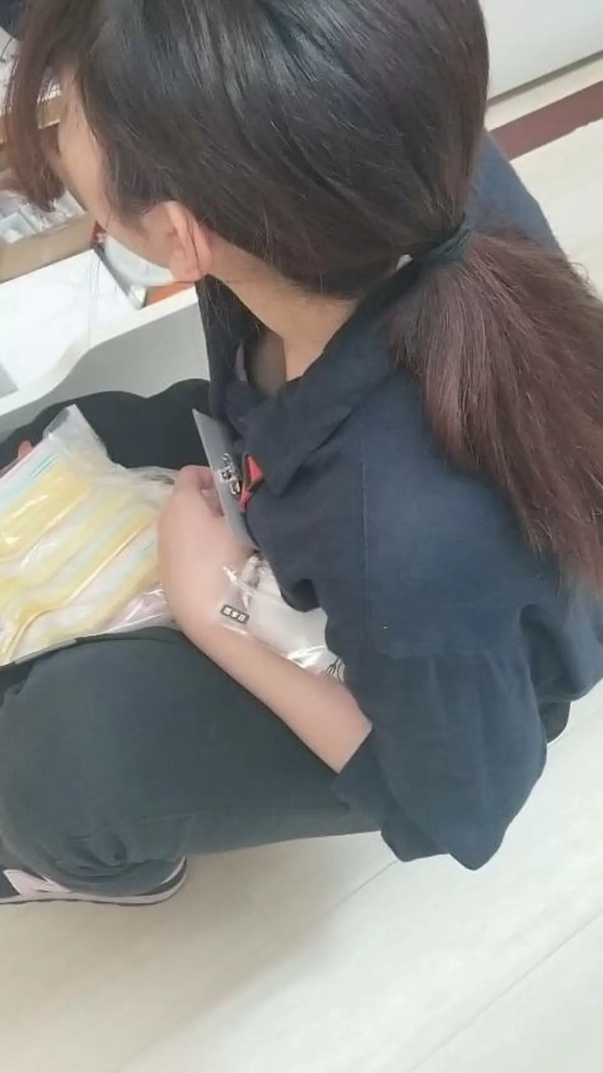 店員胸チラ 盗撮エロ画像121