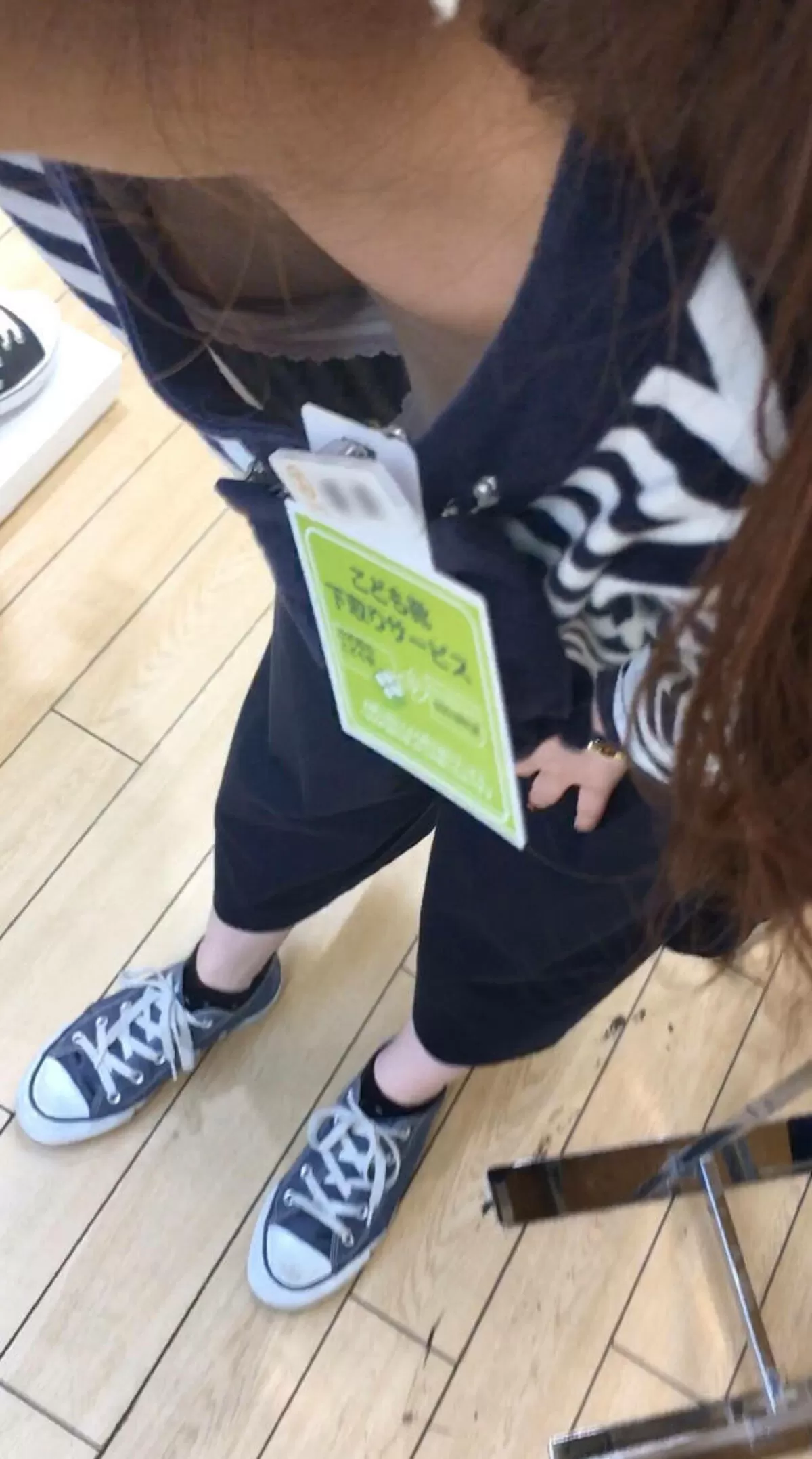 店員胸チラ 盗撮エロ画像138