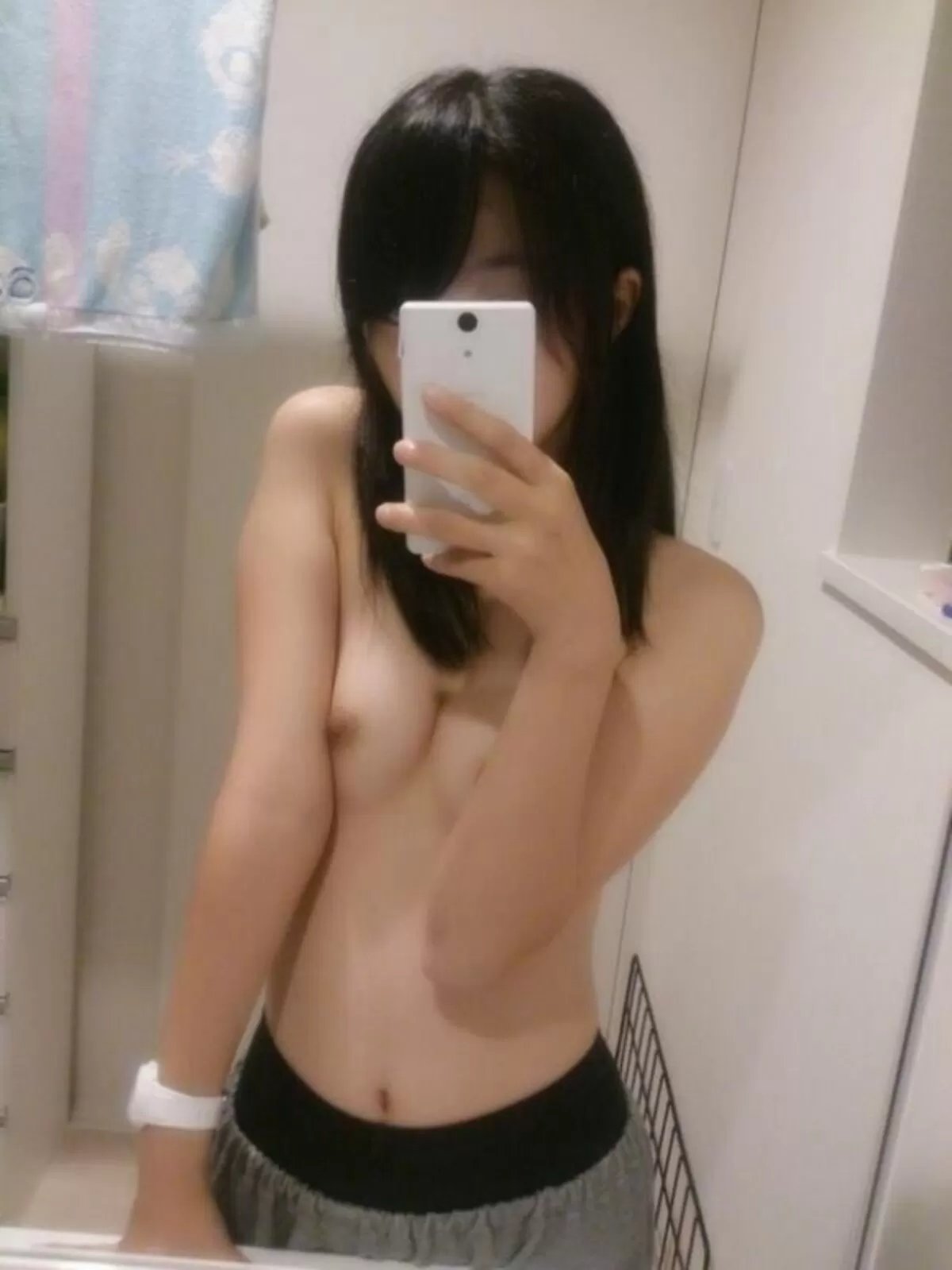 貧乳女の子の浅い谷間が愛おしくなるエロ画像014