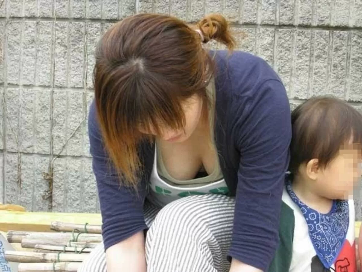 人妻谷間エロ画像040