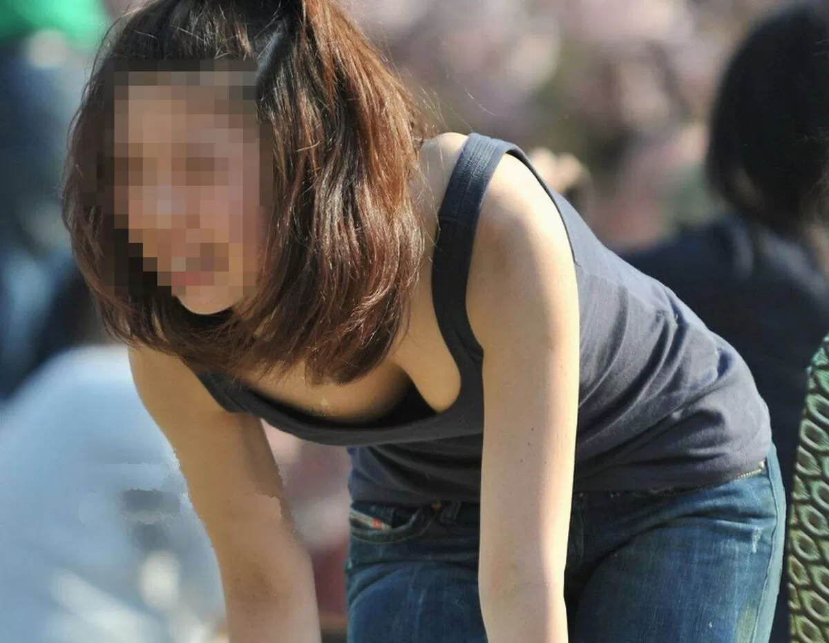 人妻谷間エロ画像079
