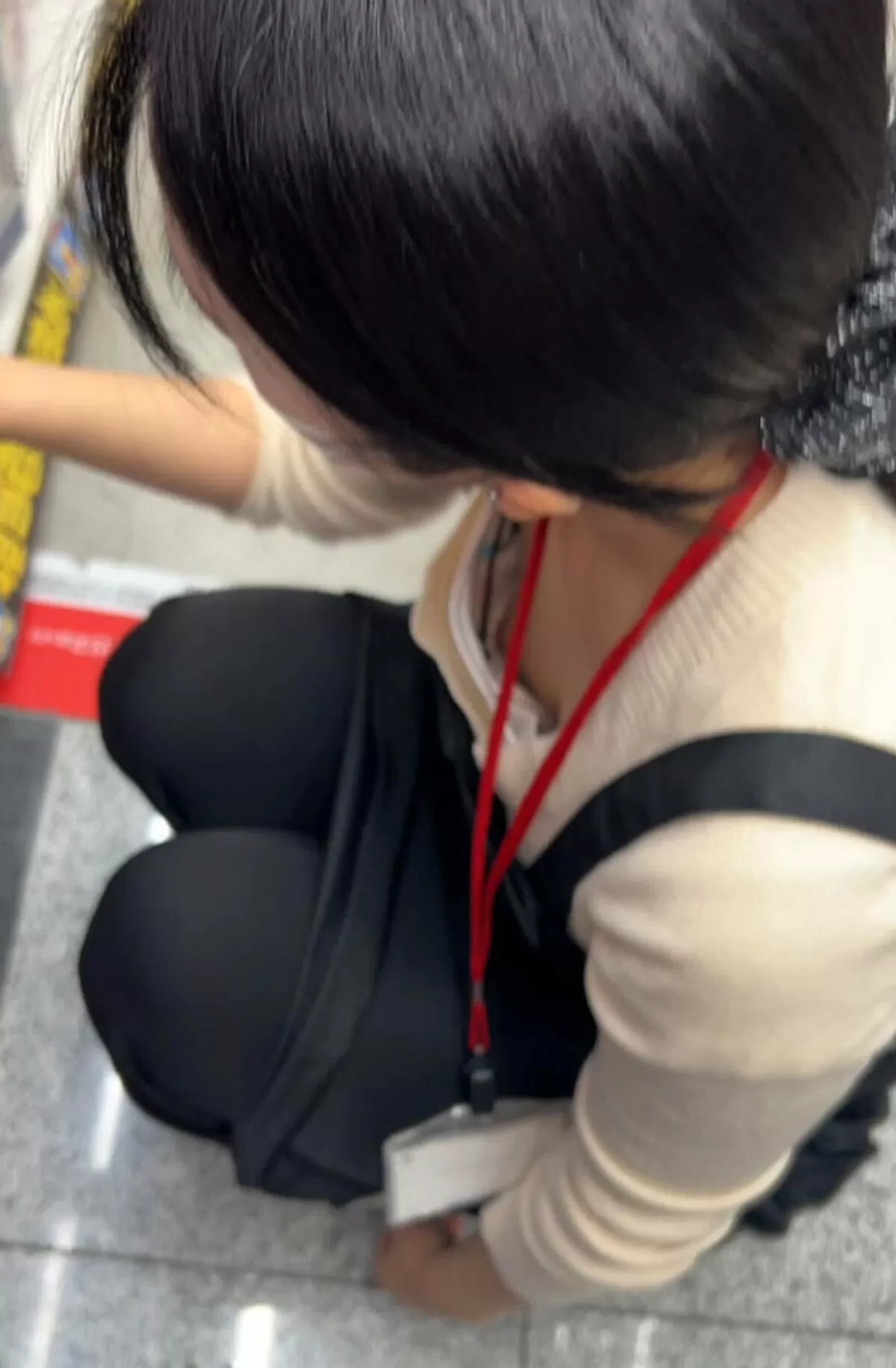 素人の胸チラエロ画像004