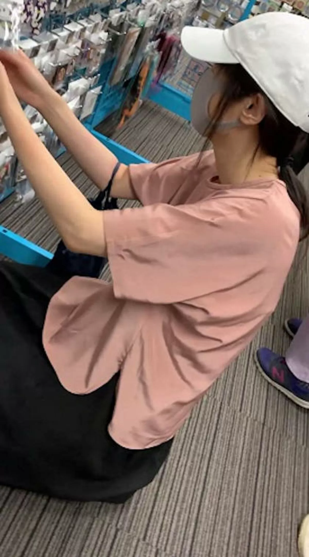 素人の胸チラエロ画像054