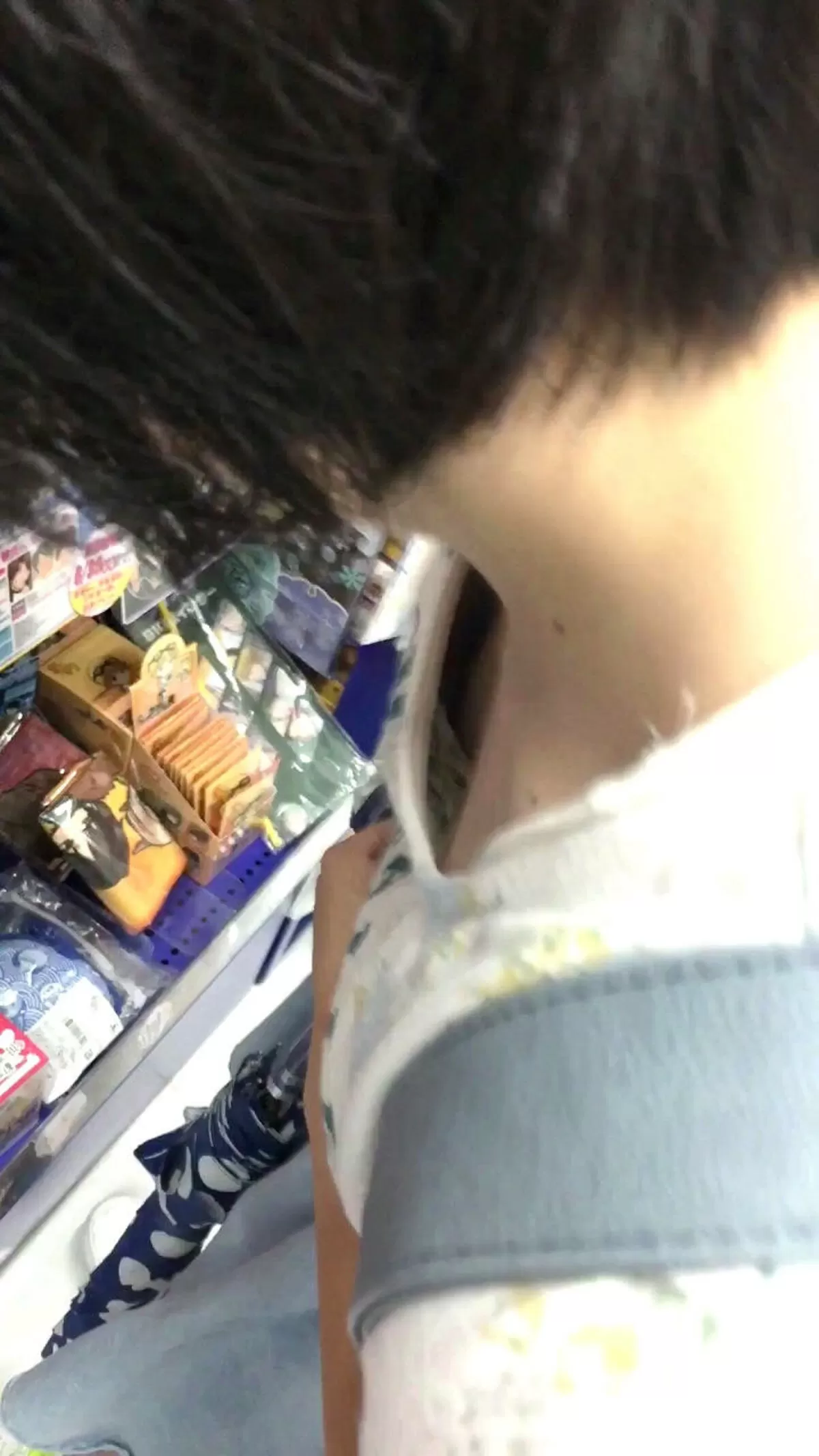 素人の胸チラエロ画像070