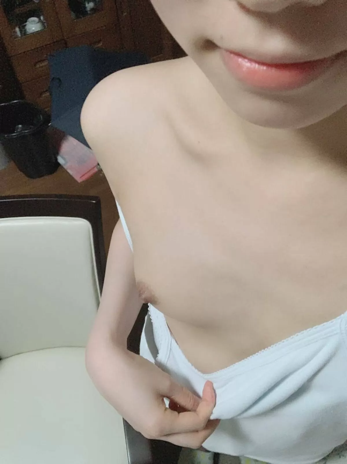 【貧乳 自撮り】SNSで貧乳おっぱいを自撮りしてるお姉さん!030
