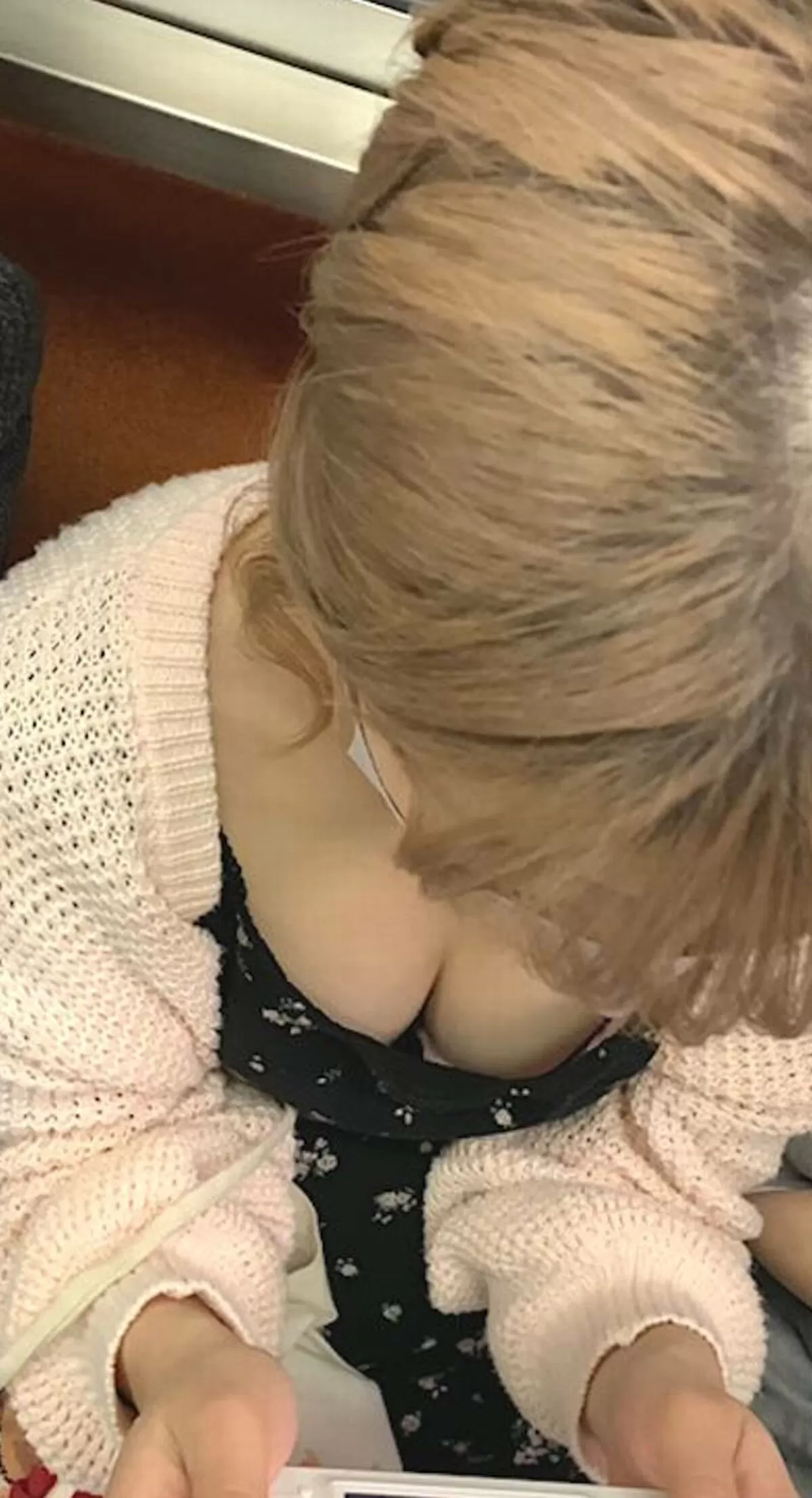 巨乳胸チラ エロ画像008