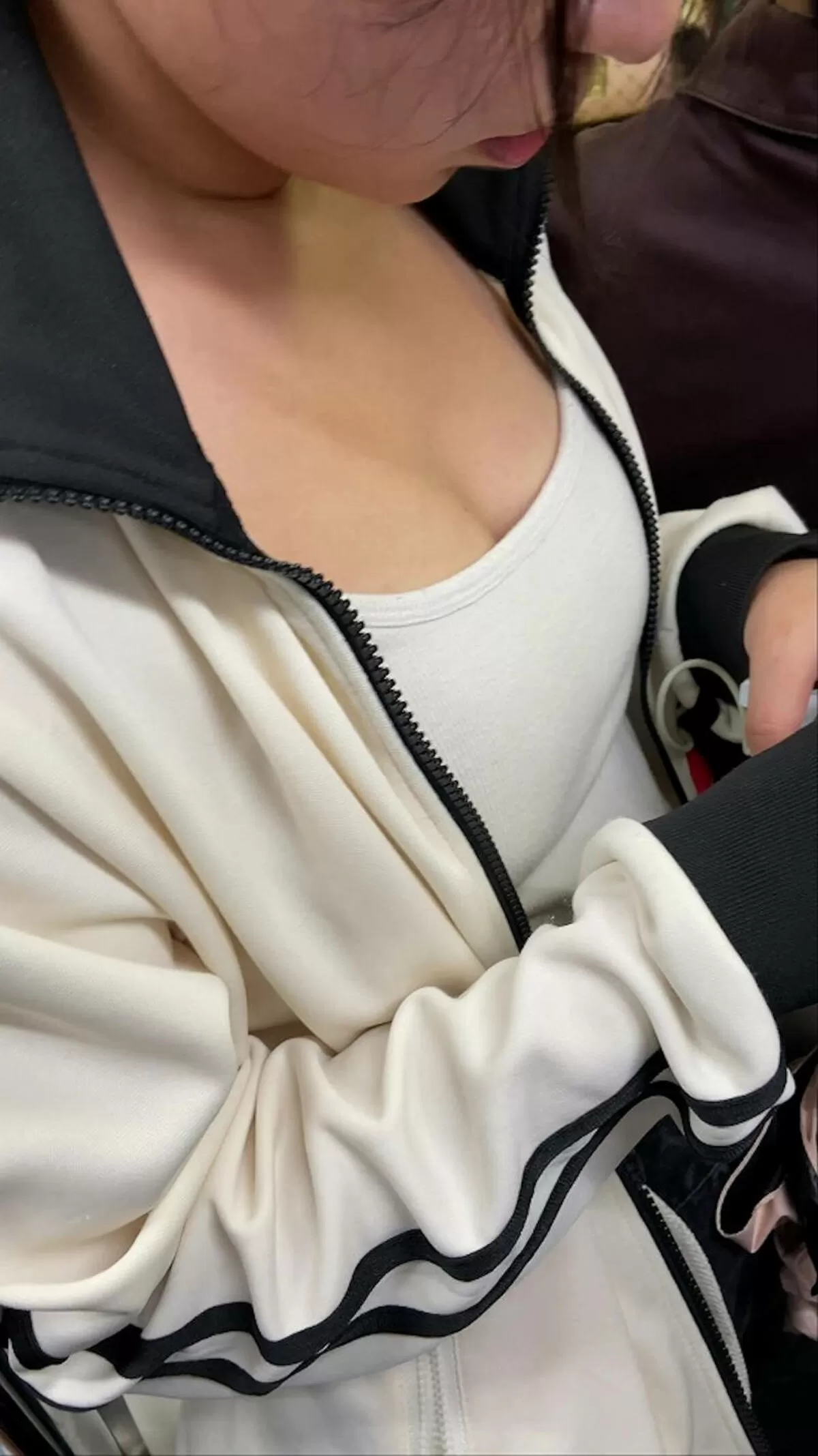 巨乳胸チラ エロ画像012