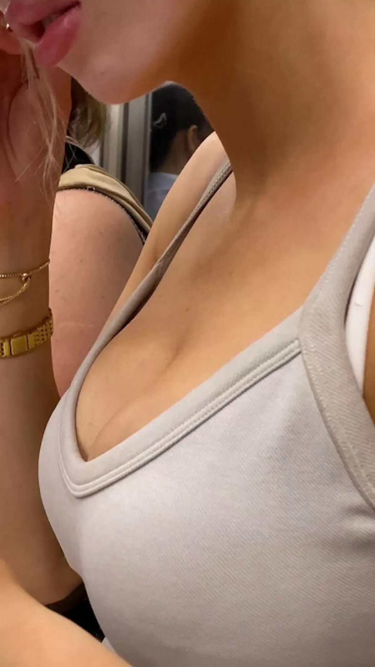 巨乳胸チラ エロ画像017