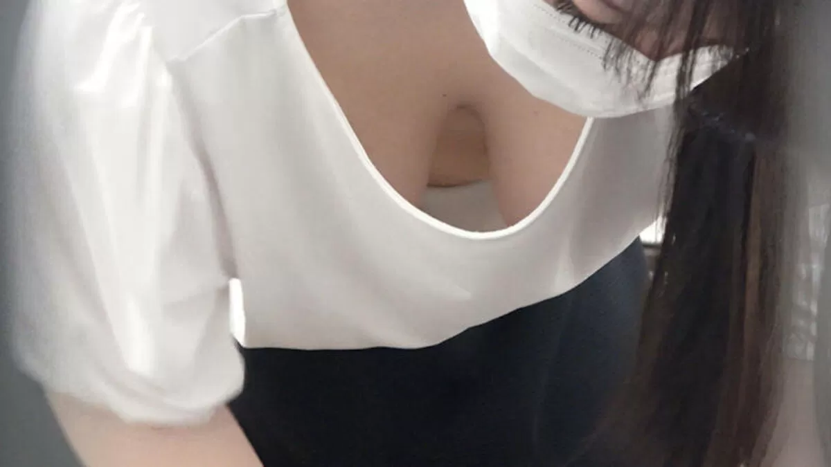 巨乳胸チラ エロ画像026