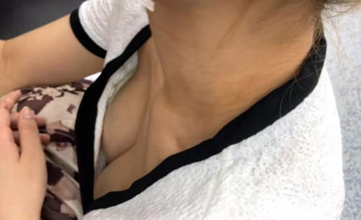 巨乳胸チラ エロ画像031