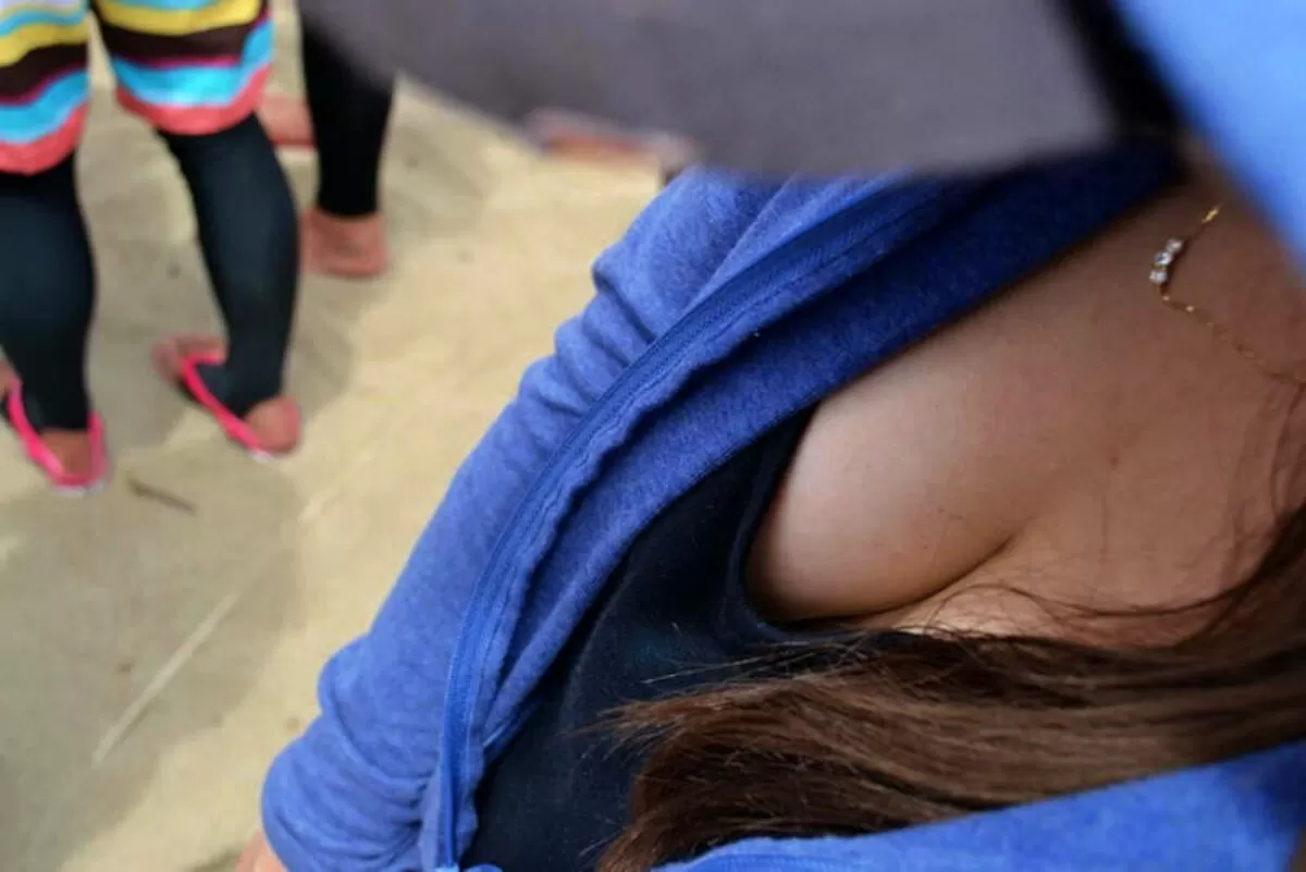 巨乳胸チラ エロ画像044
