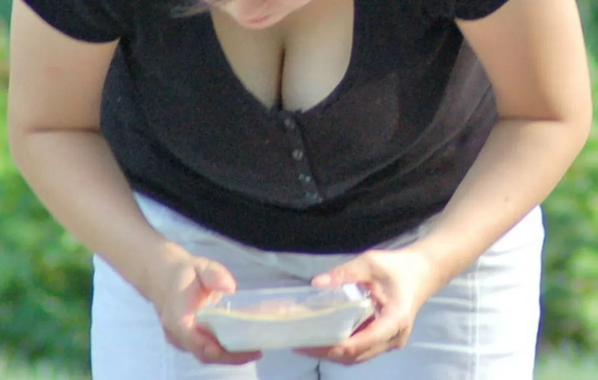 巨乳胸チラ エロ画像046