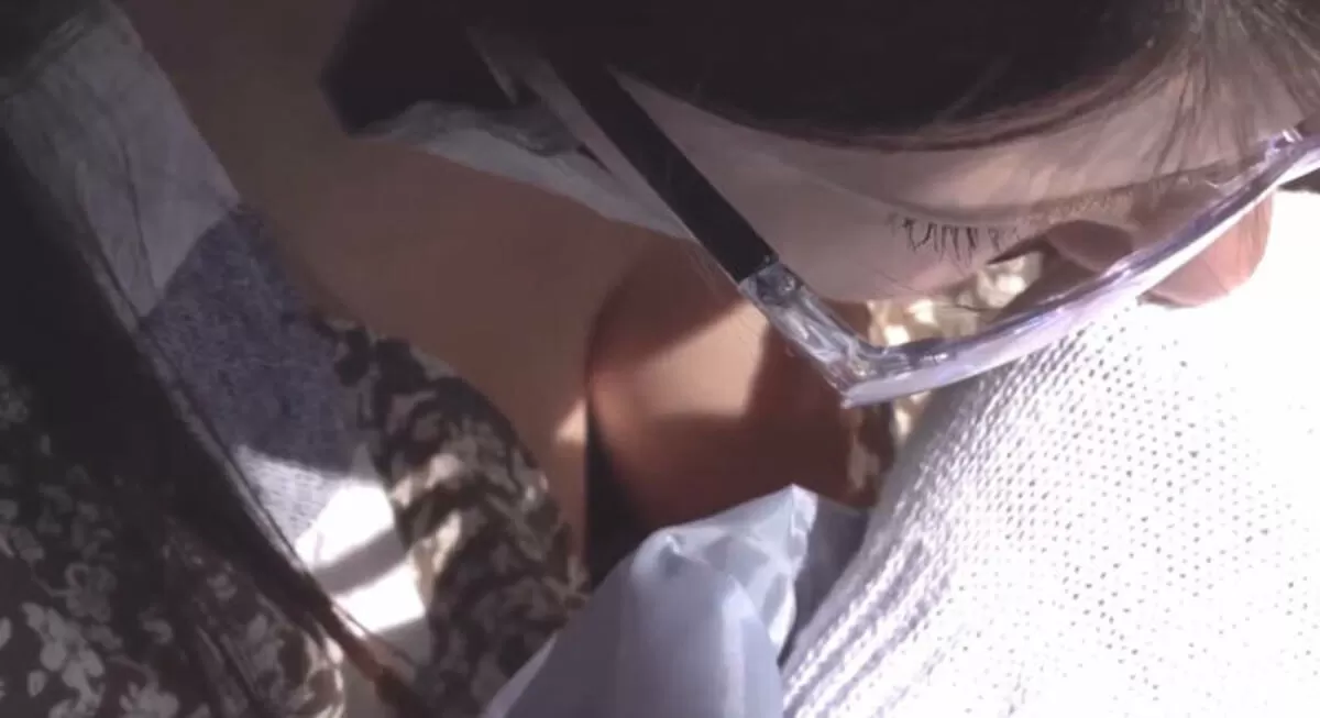 巨乳胸チラ エロ画像054