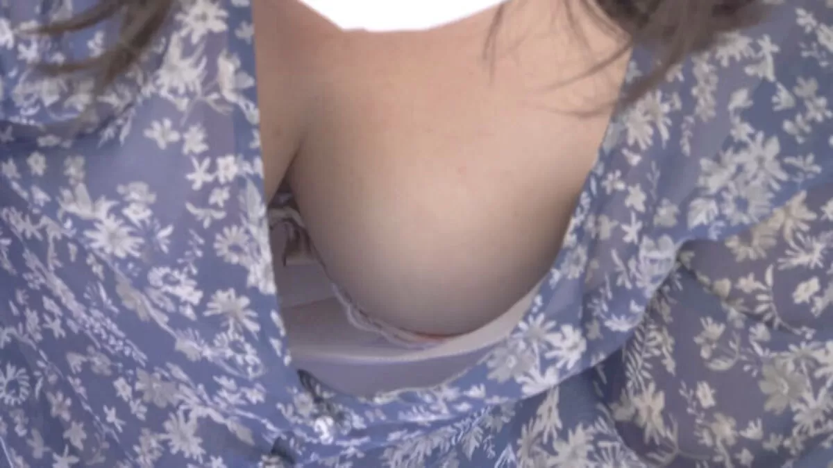 巨乳胸チラ エロ画像075