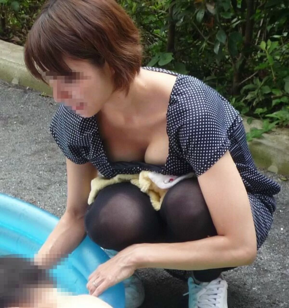 巨乳胸チラ エロ画像079