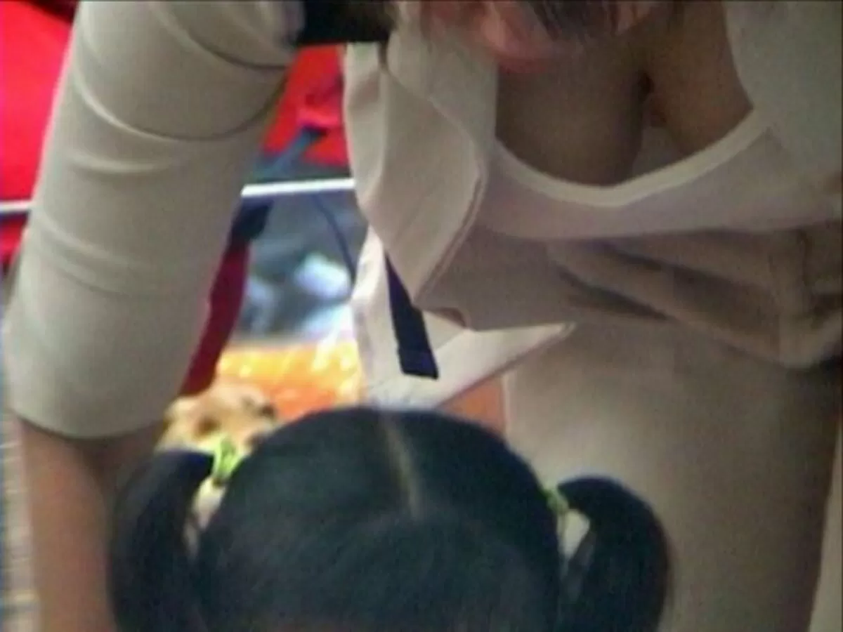 巨乳胸チラ エロ画像080