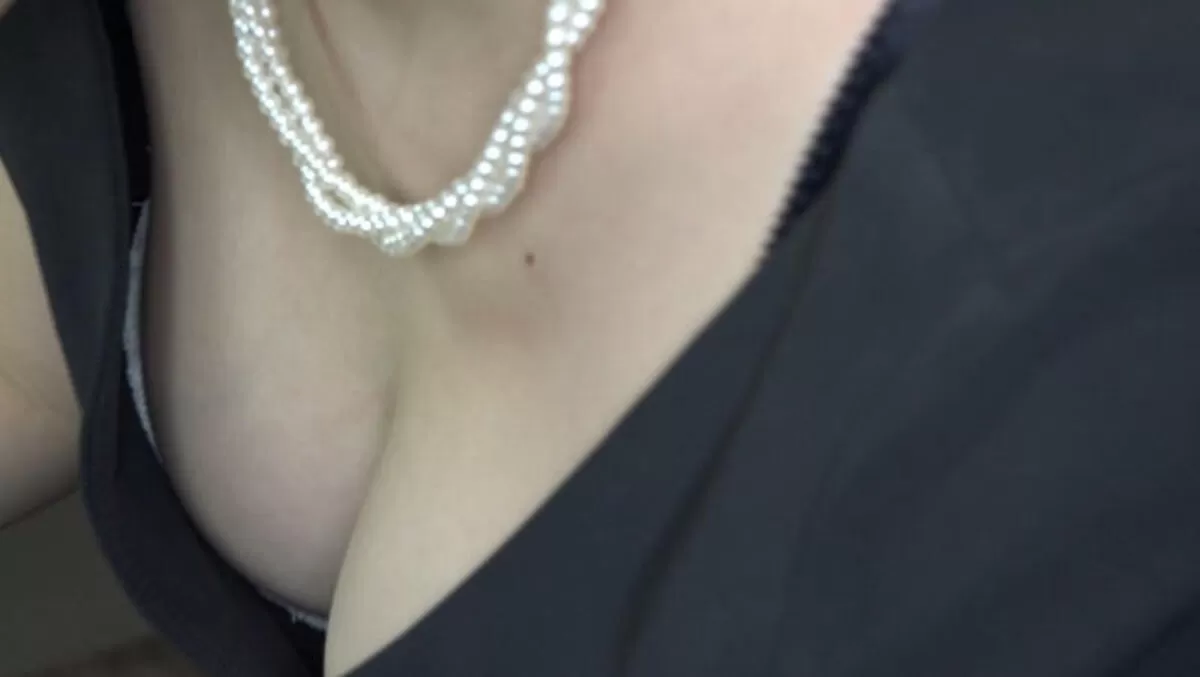 巨乳胸チラ エロ画像095