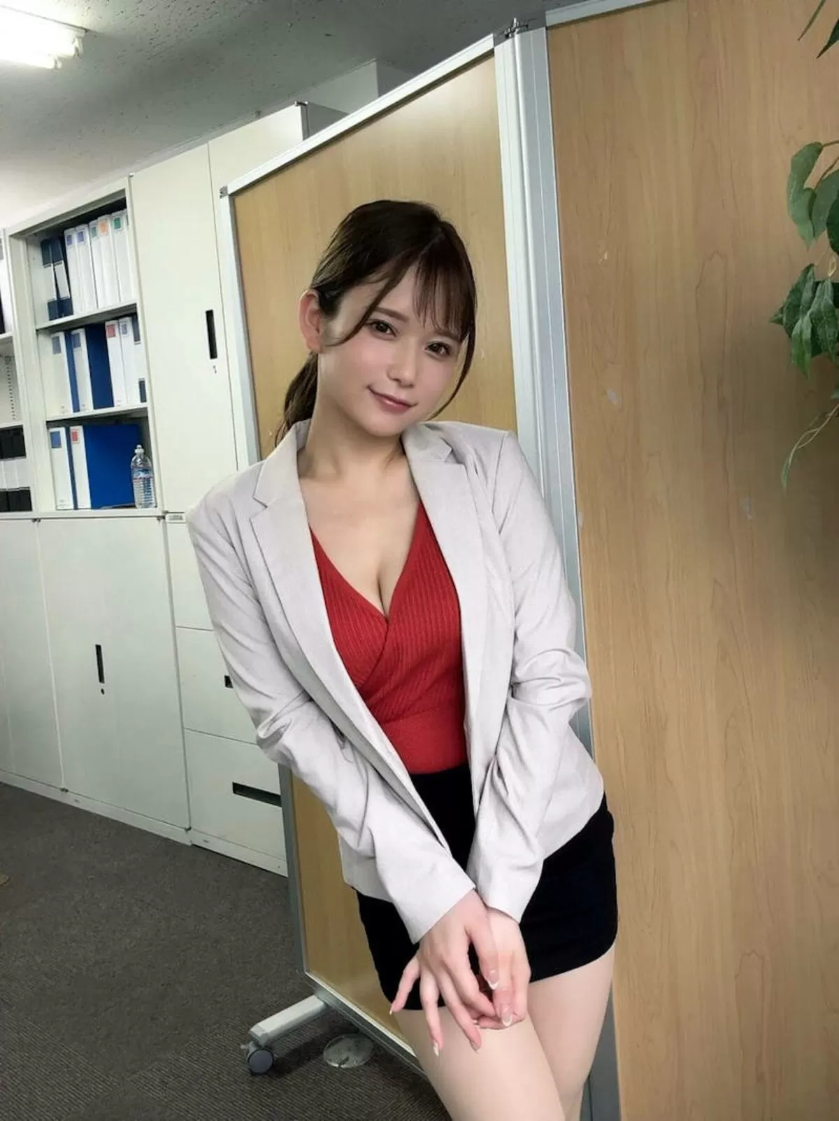 巨乳スーツのエロ画像068