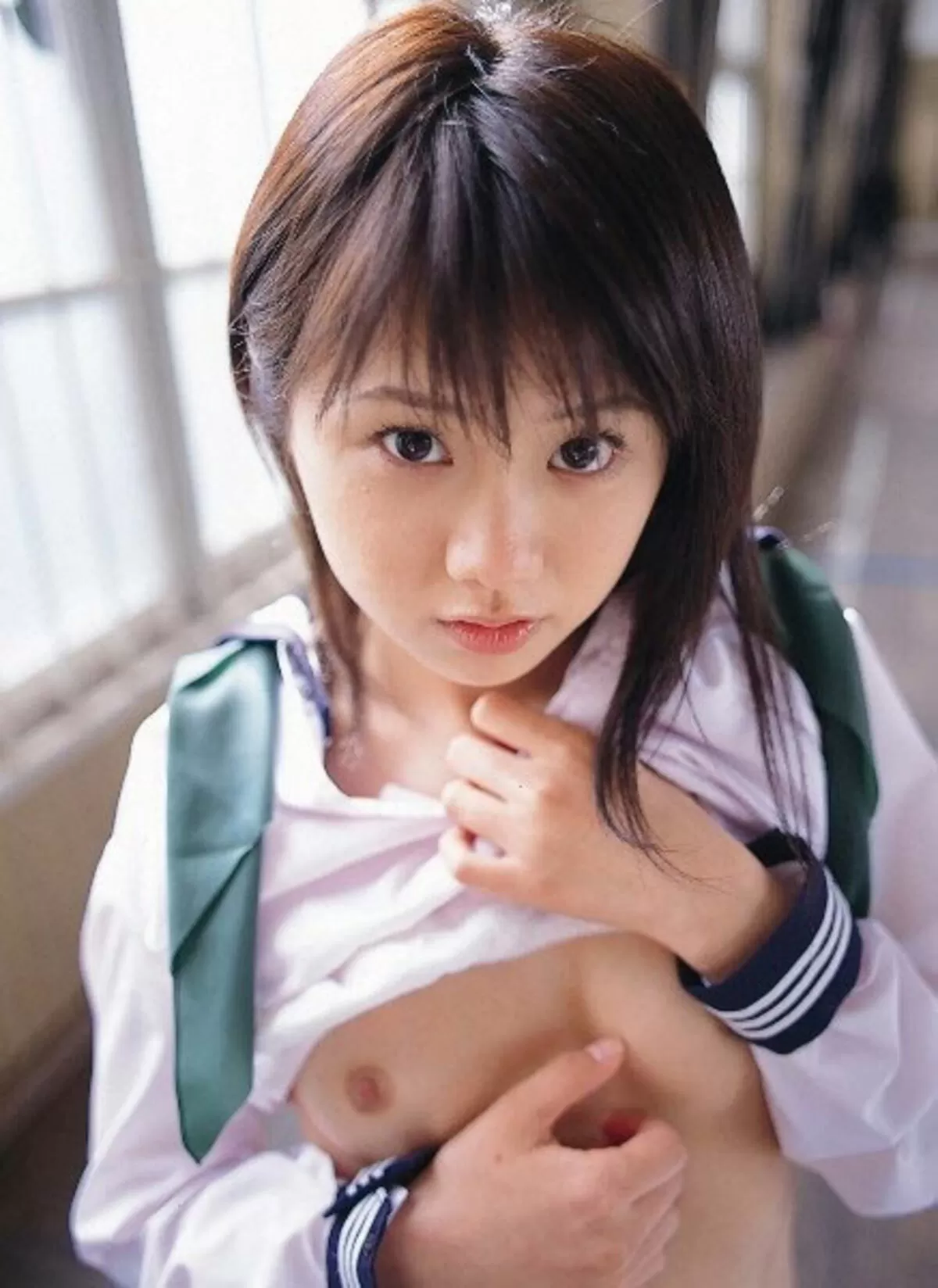 フレッシュなお乳をしている女子校生のオッパイエロ画像030
