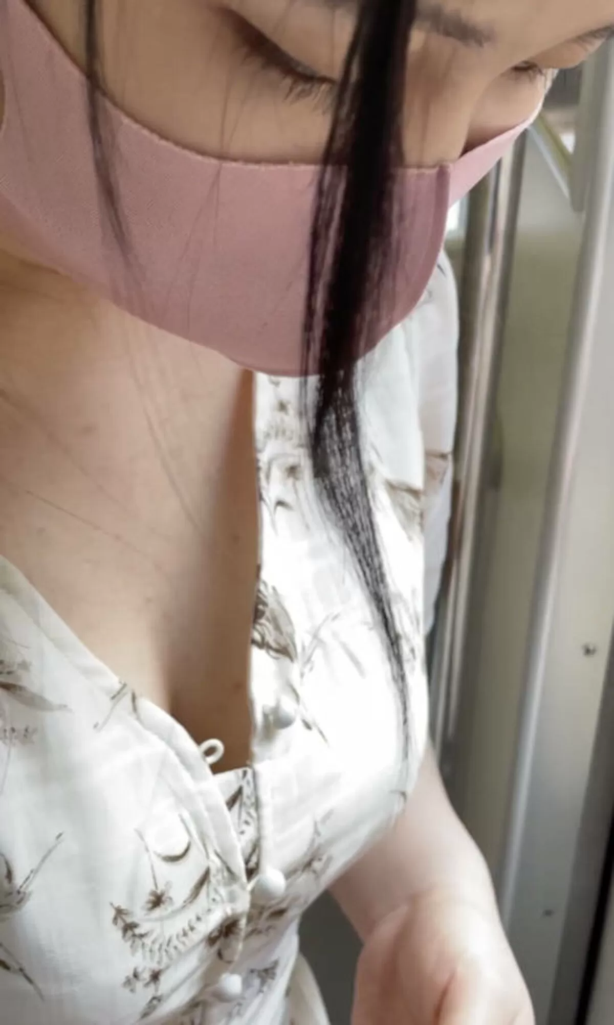 美人の胸チラエロ画像006
