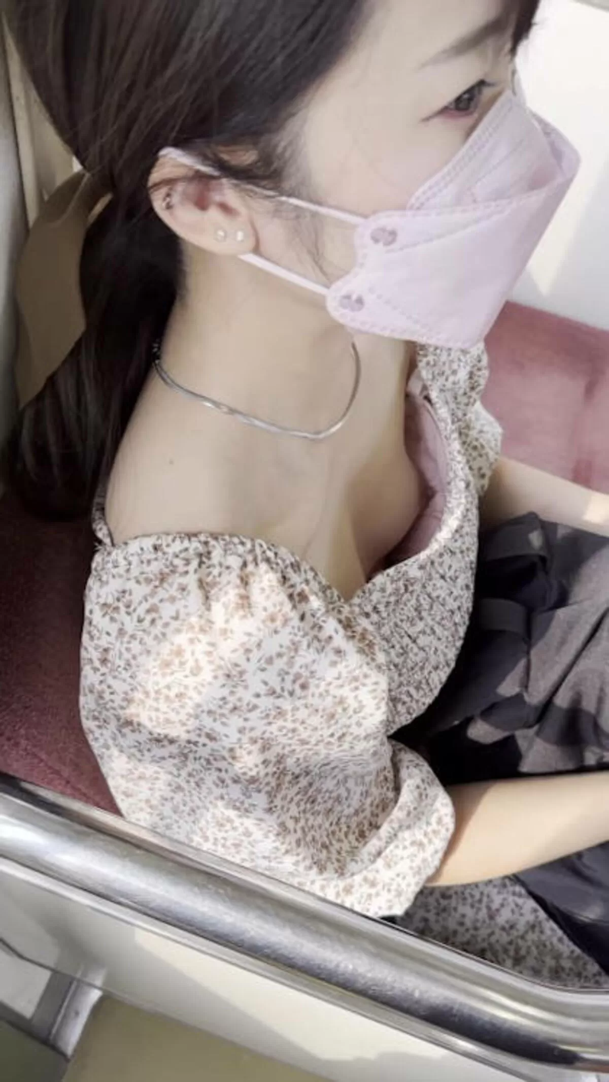 美人の胸チラエロ画像041