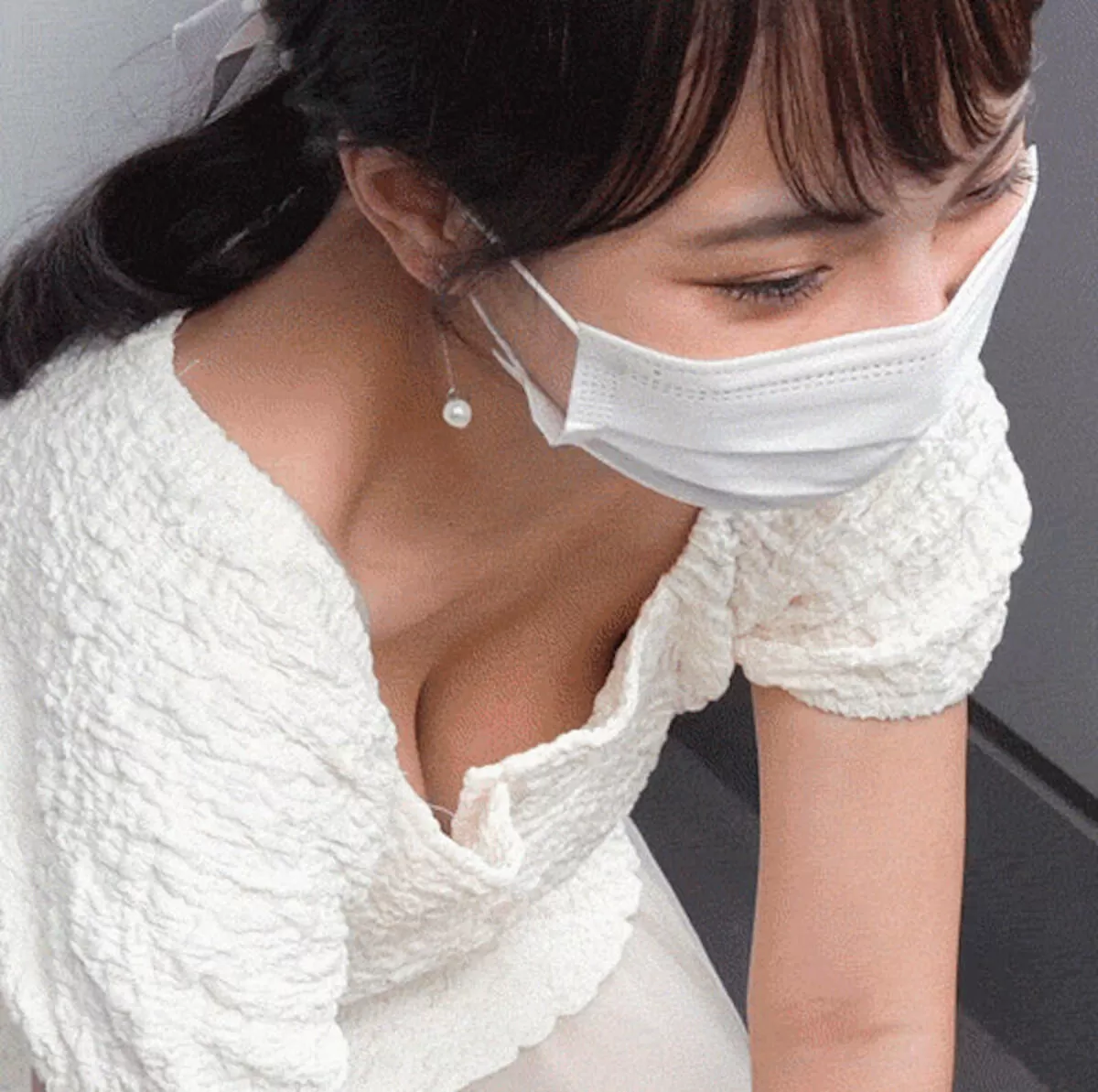 美人の胸チラエロ画像056