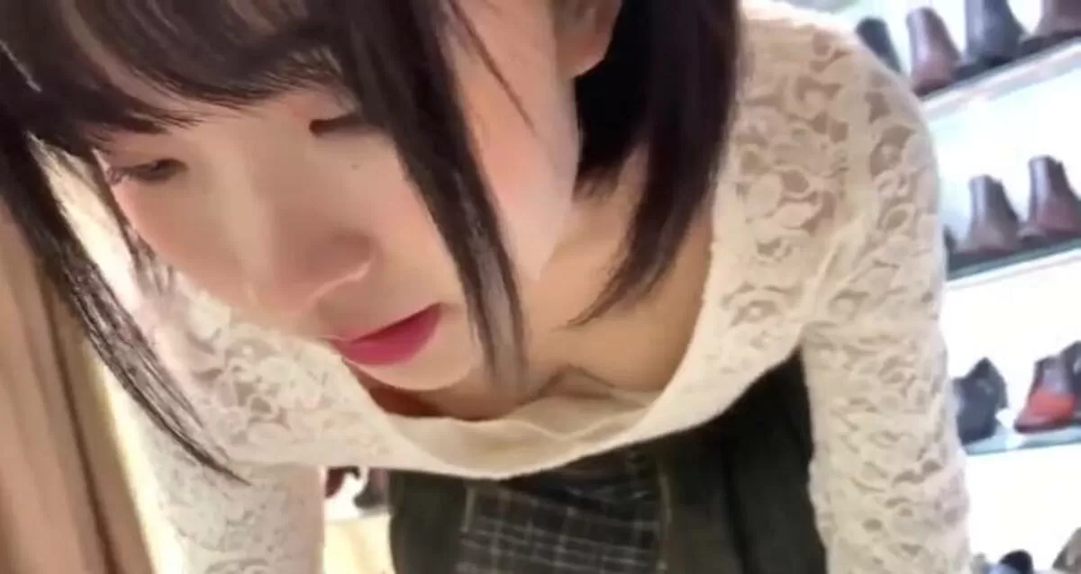 美人の胸チラエロ画像072