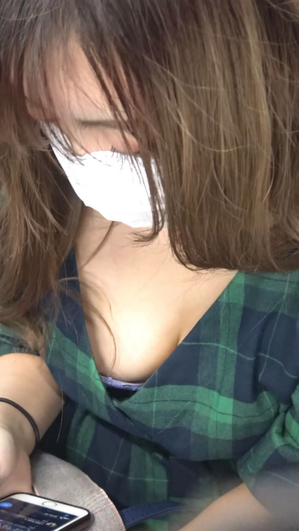 美人の胸チラエロ画像097