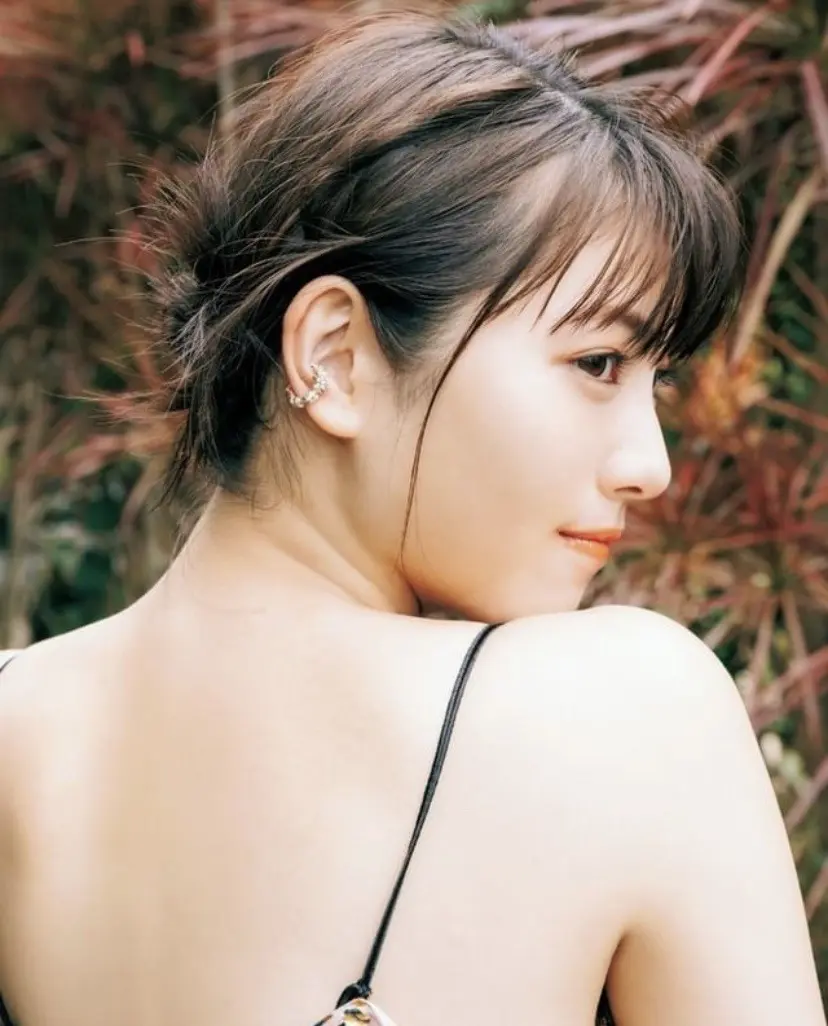 浜辺美波エロ画像015