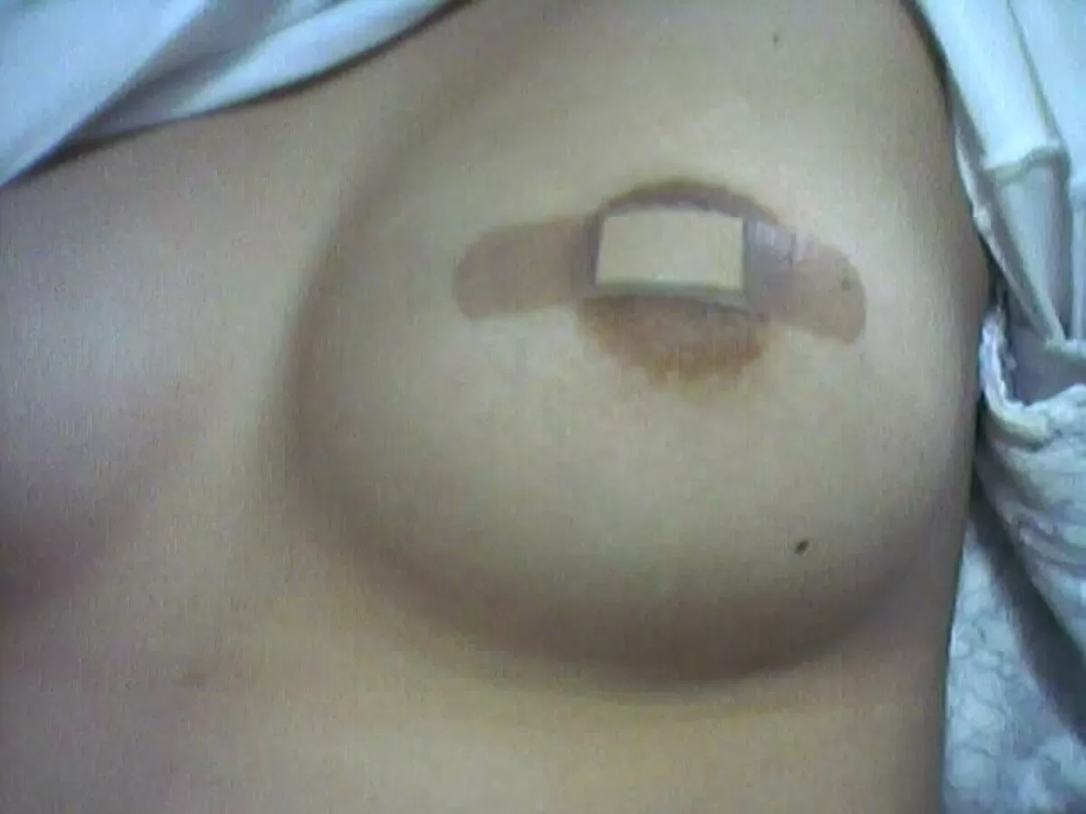 乳首に絆創膏貼ってるエロ画像009