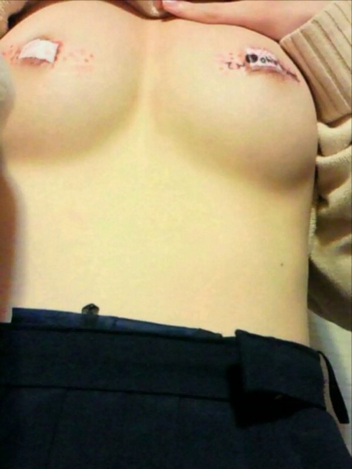 乳首に絆創膏貼ってるエロ画像050