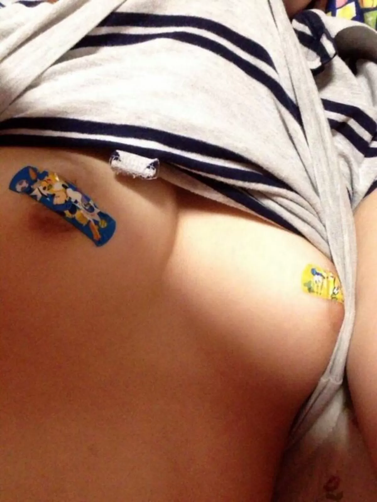 乳首に絆創膏貼ってるエロ画像052
