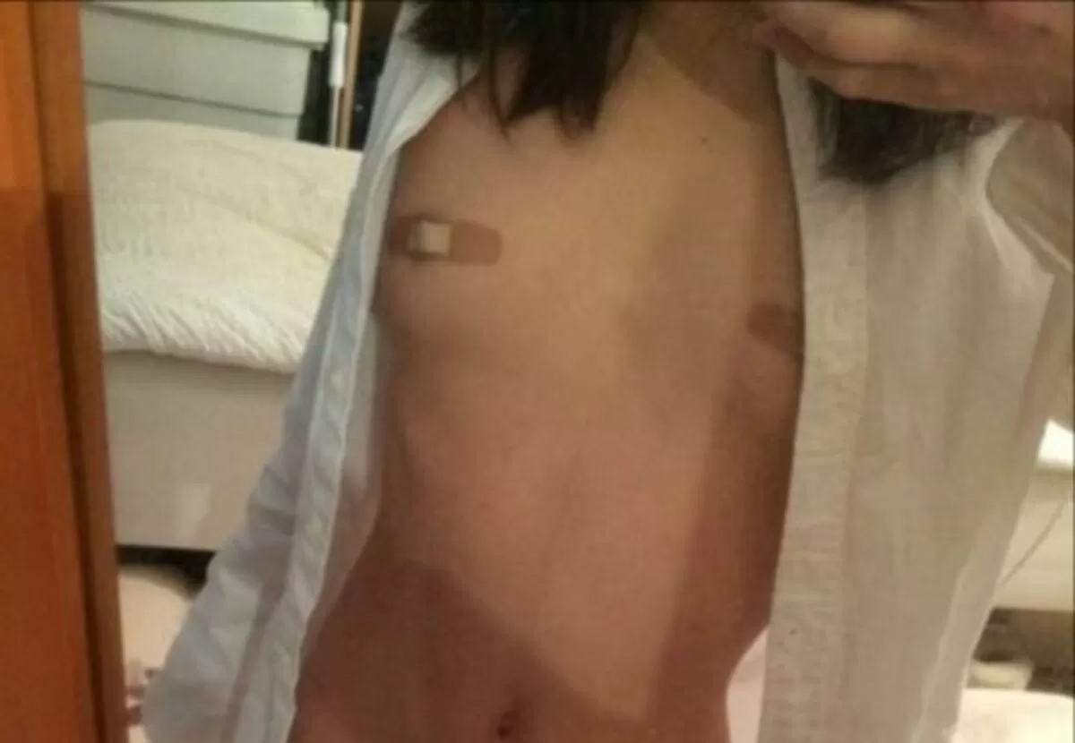 乳首に絆創膏貼ってるエロ画像058