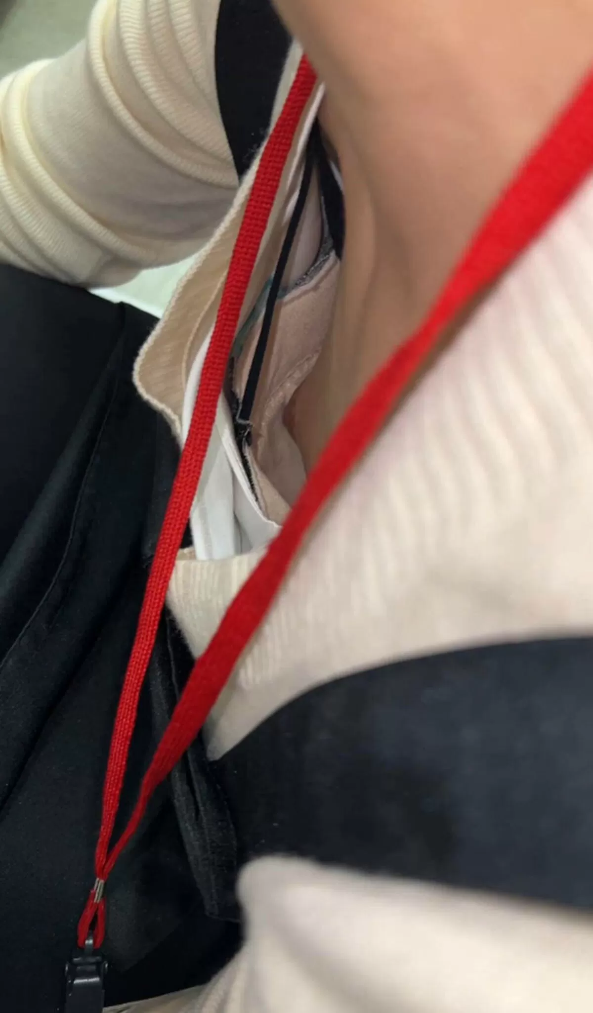 素人の胸の谷間から乳首が見えていたから思わず盗撮してみた001