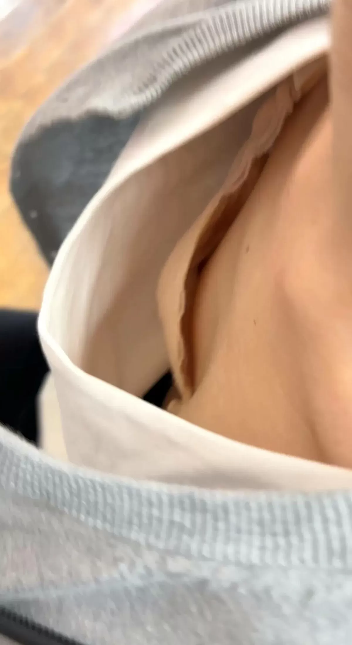 素人の胸の谷間から乳首が見えていたから思わず盗撮してみた002