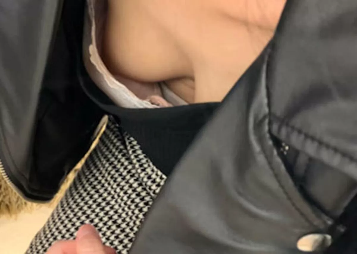 素人の胸の谷間から乳首が見えていたから思わず盗撮してみた011