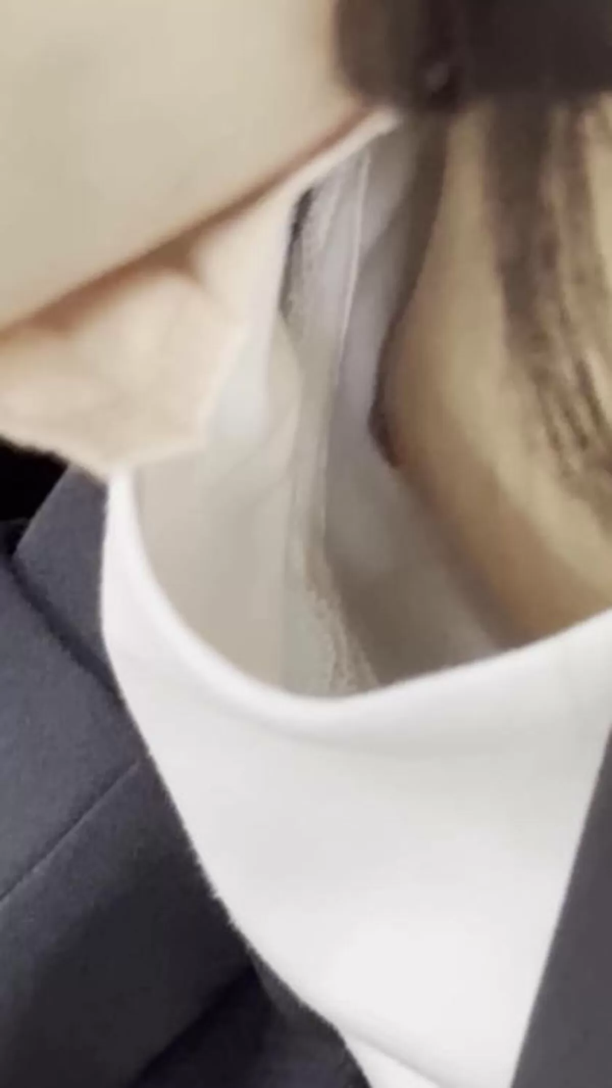 素人の胸の谷間から乳首が見えていたから思わず盗撮してみた024