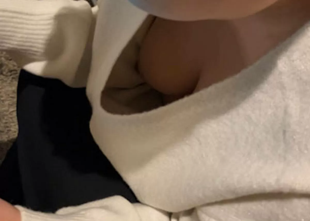 素人の胸の谷間から乳首が見えていたから思わず盗撮してみた033