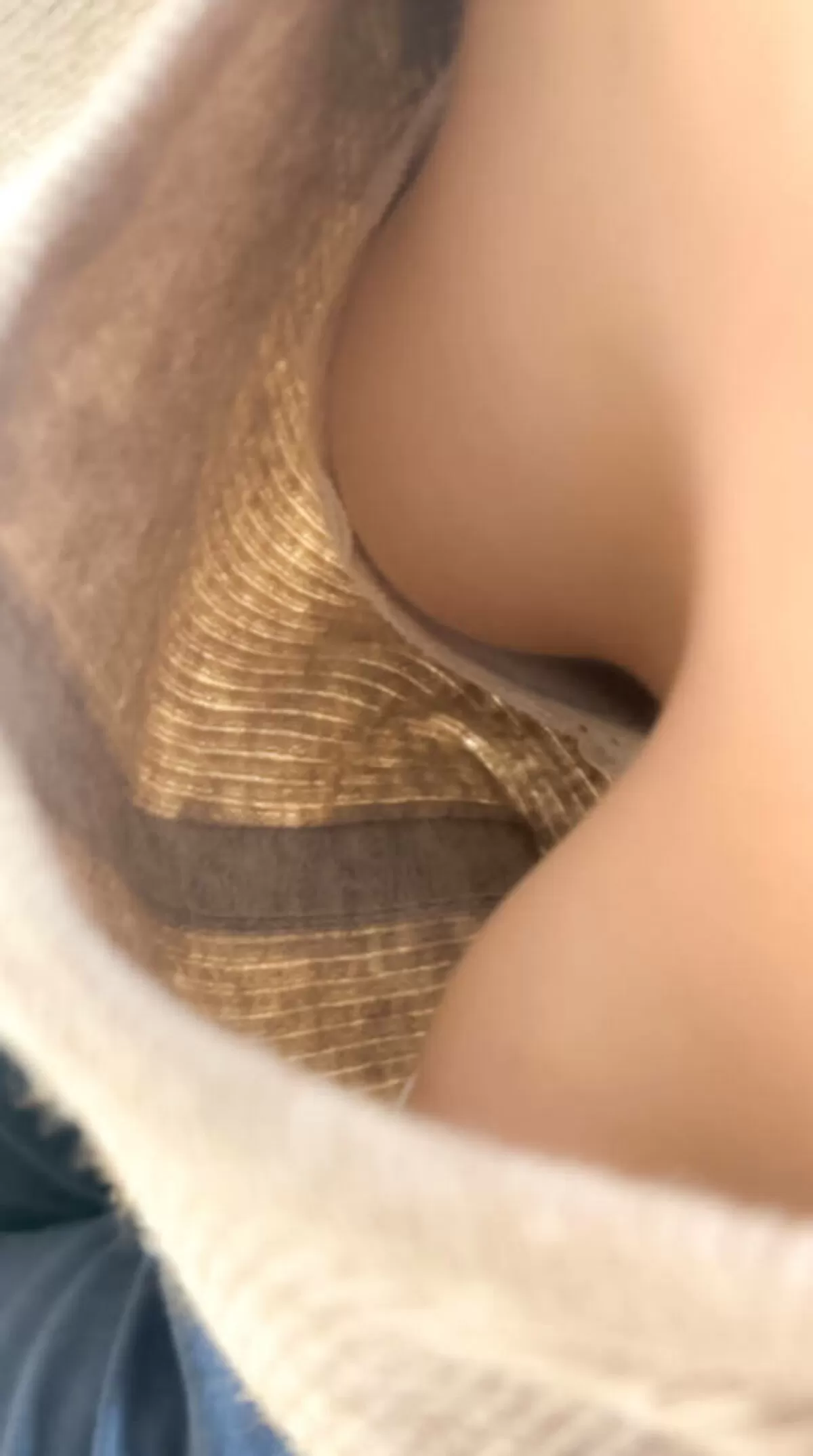 素人の胸の谷間から乳首が見えていたから思わず盗撮してみた044