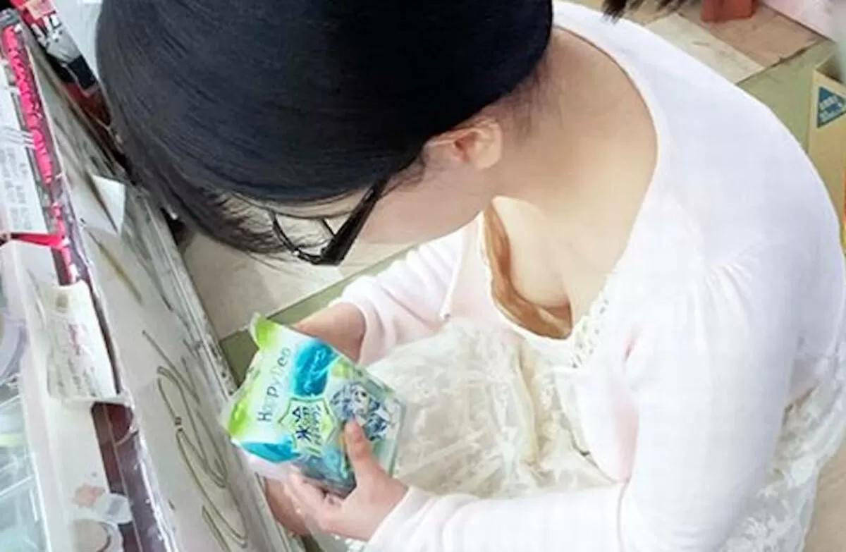 素人の胸の谷間から乳首が見えていたから思わず盗撮してみた047