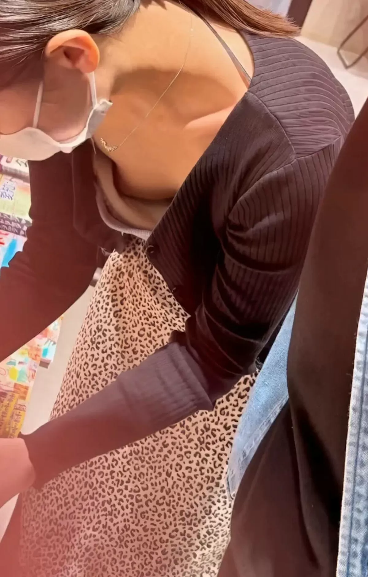 素人の胸の谷間から乳首が見えていたから思わず盗撮してみた053