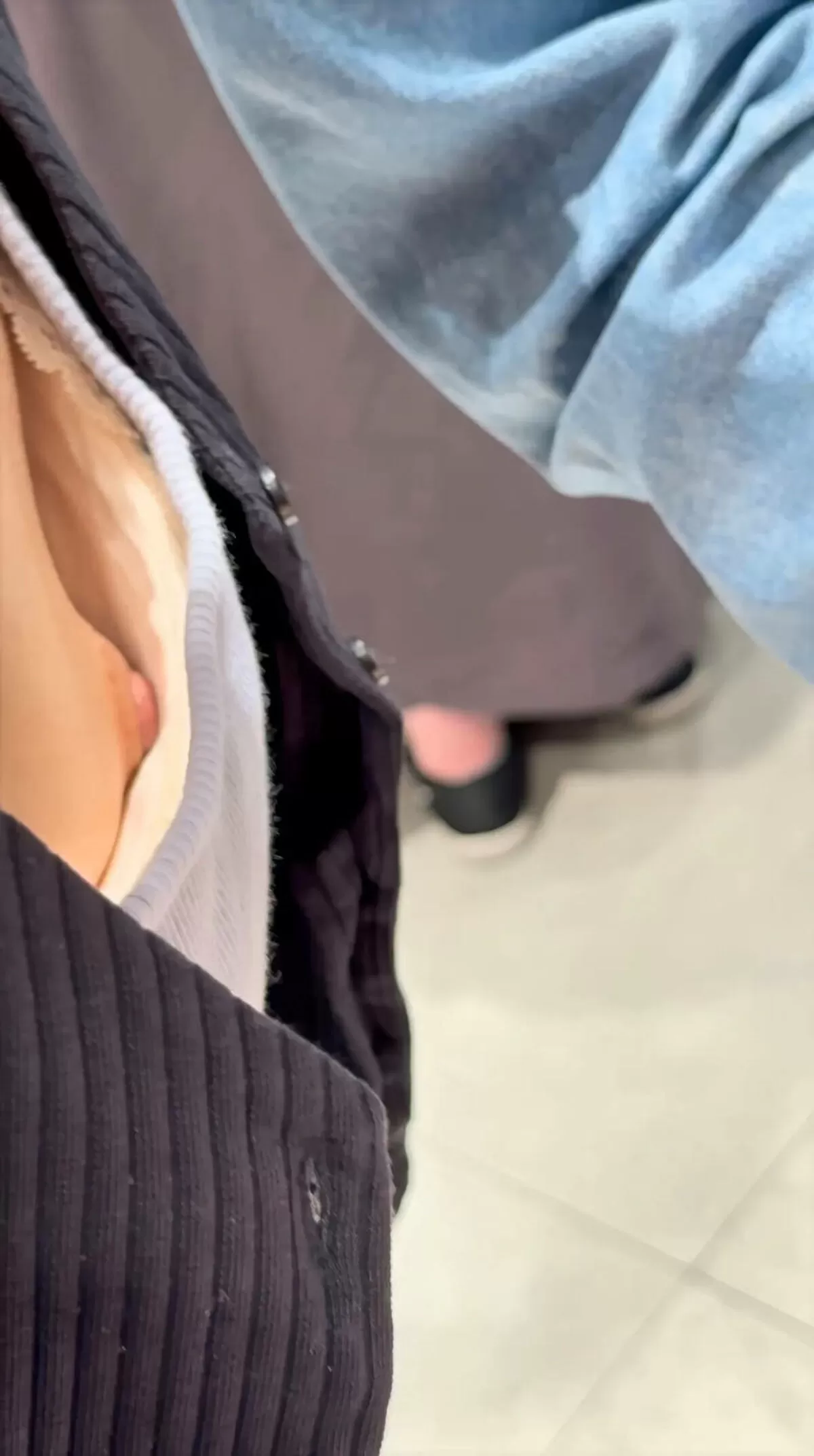 素人の胸の谷間から乳首が見えていたから思わず盗撮してみた054