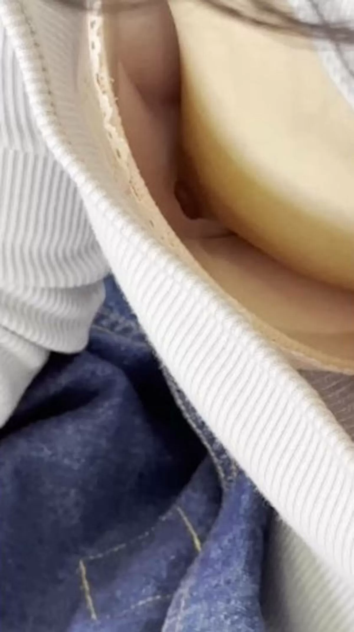 素人の胸の谷間から乳首が見えていたから思わず盗撮してみた057