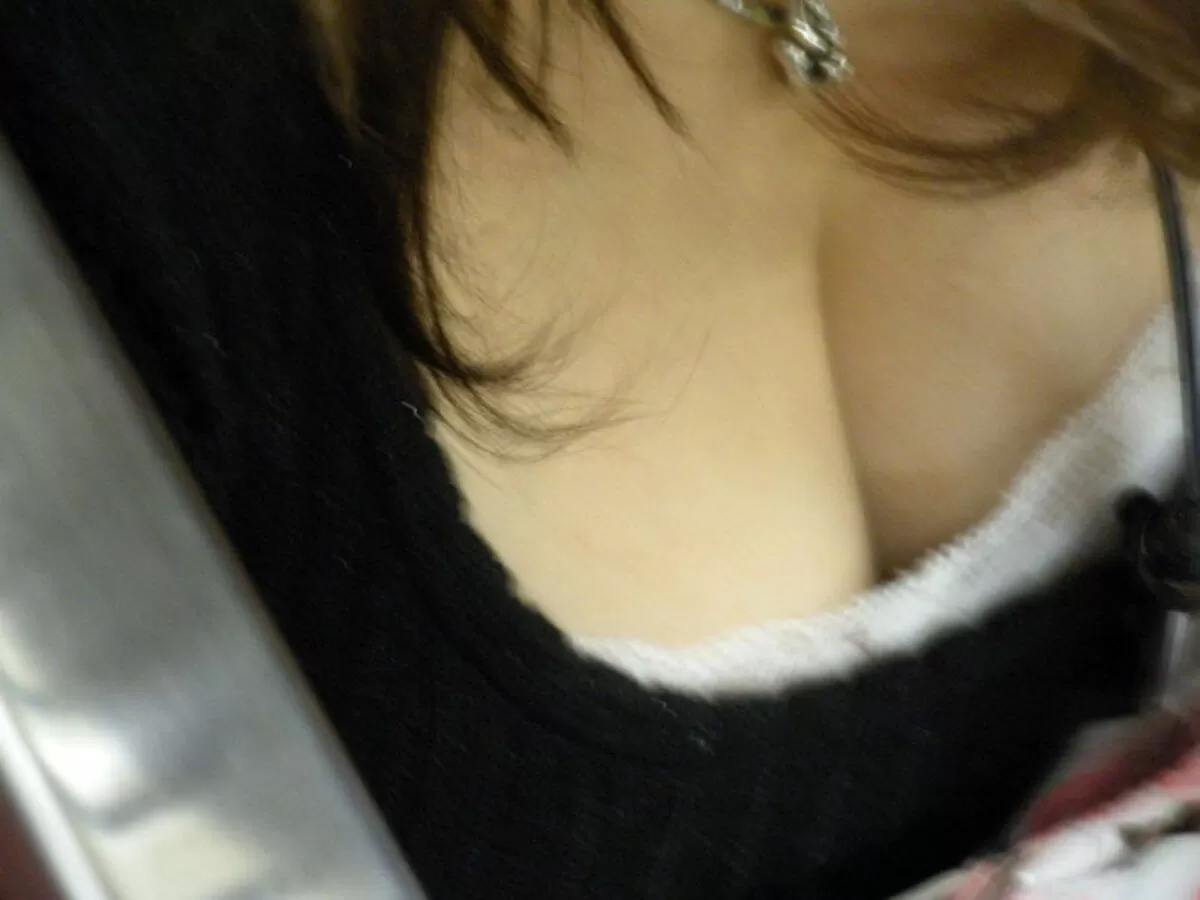 電車の谷間エロ画像010