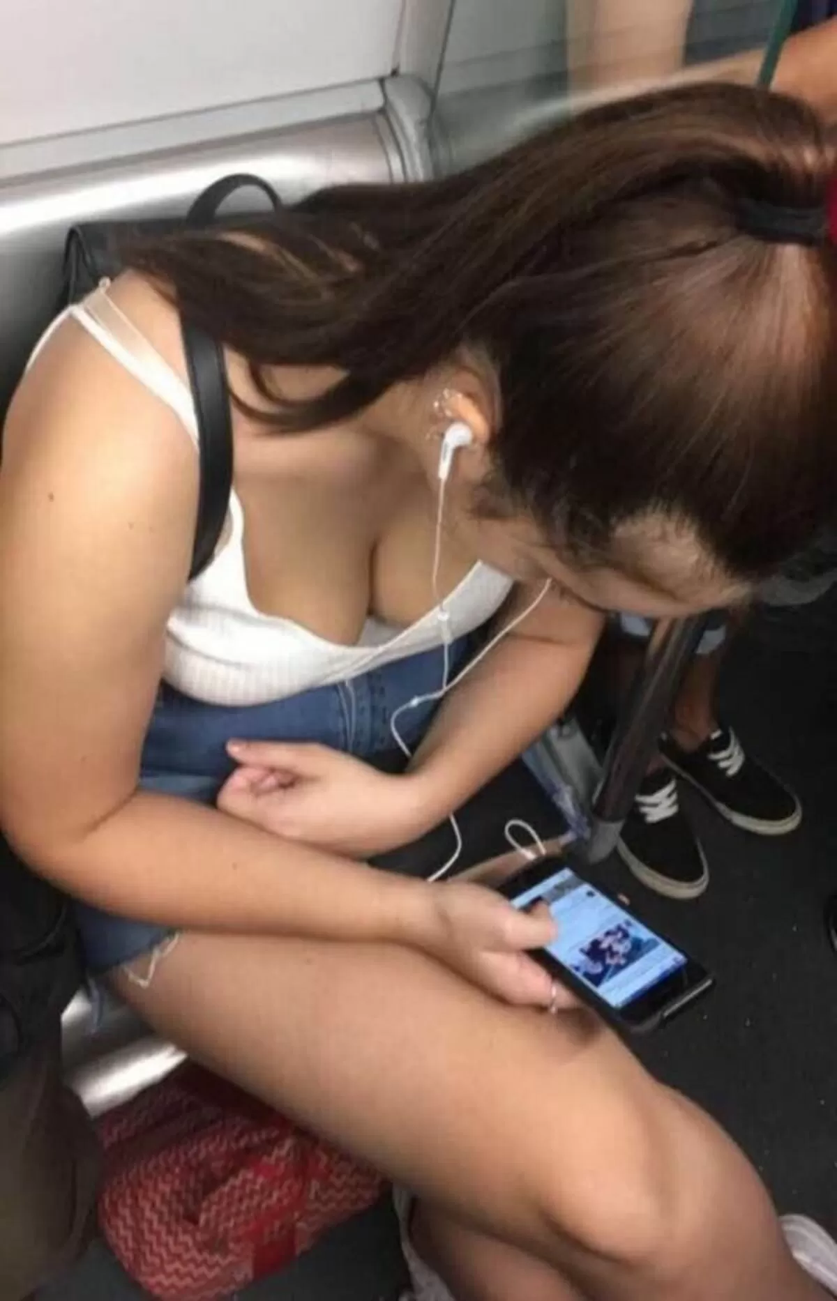 電車の谷間エロ画像024