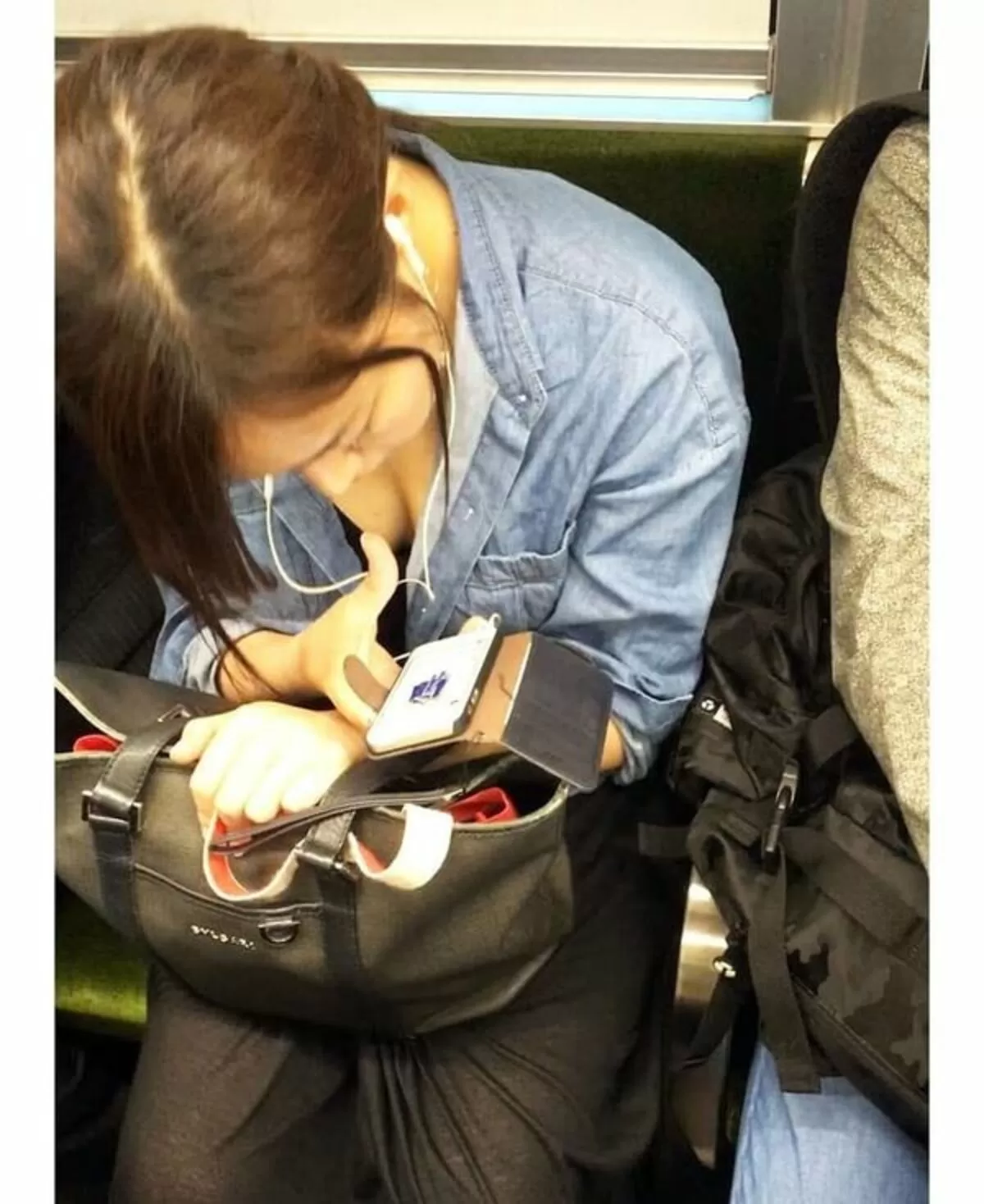 電車の谷間エロ画像028