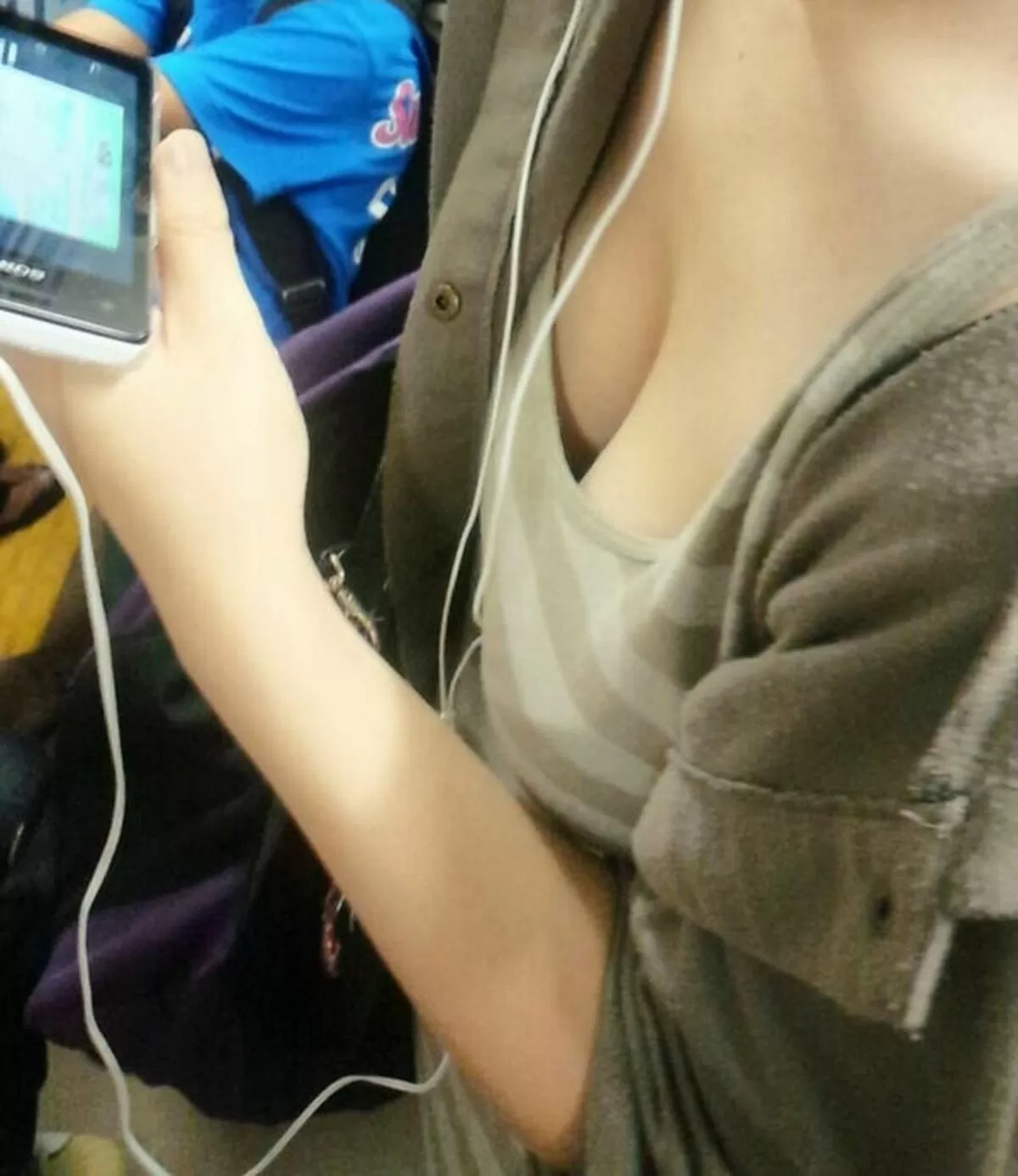 電車の谷間エロ画像032