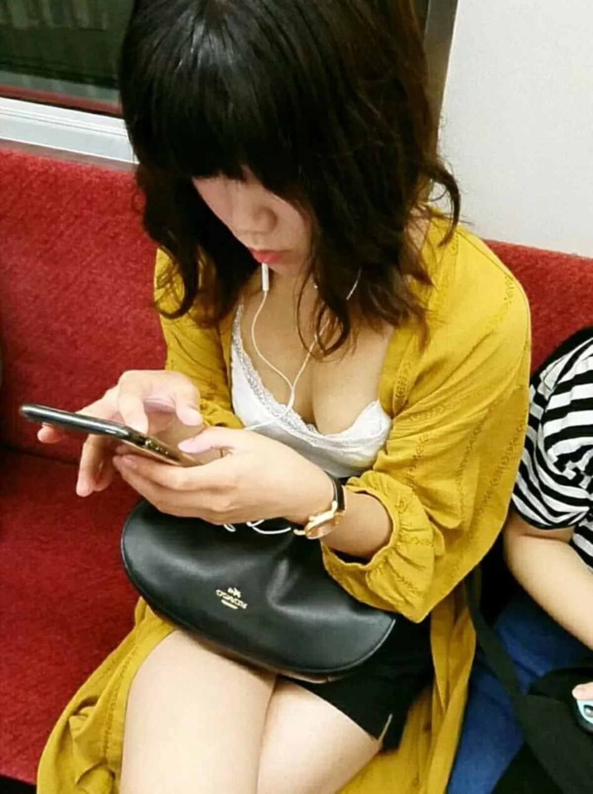 電車の谷間エロ画像039