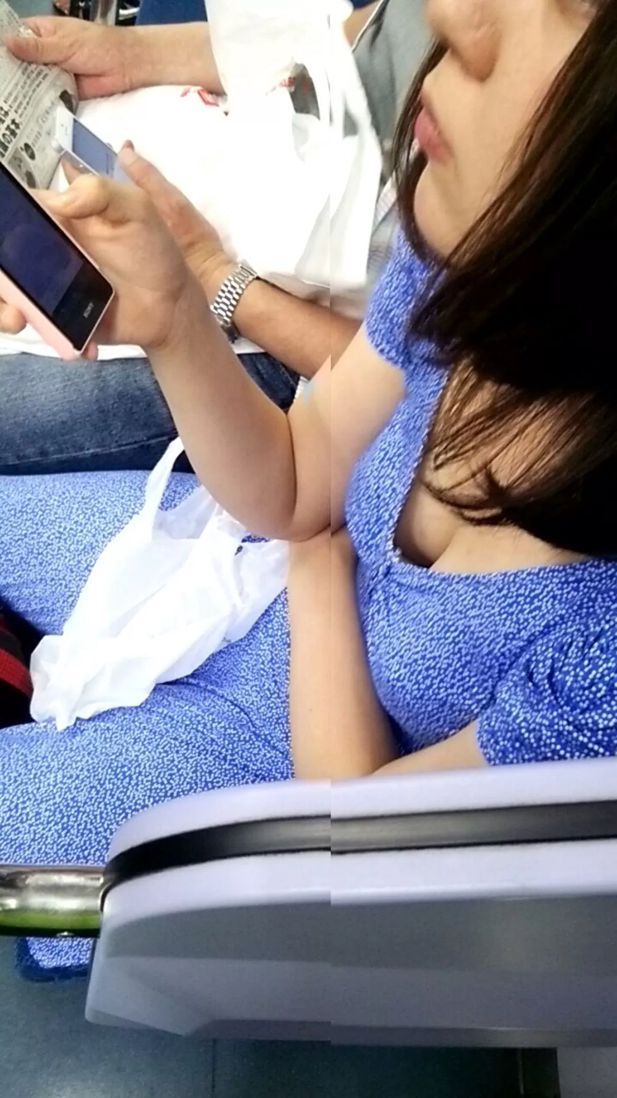 電車の谷間エロ画像056