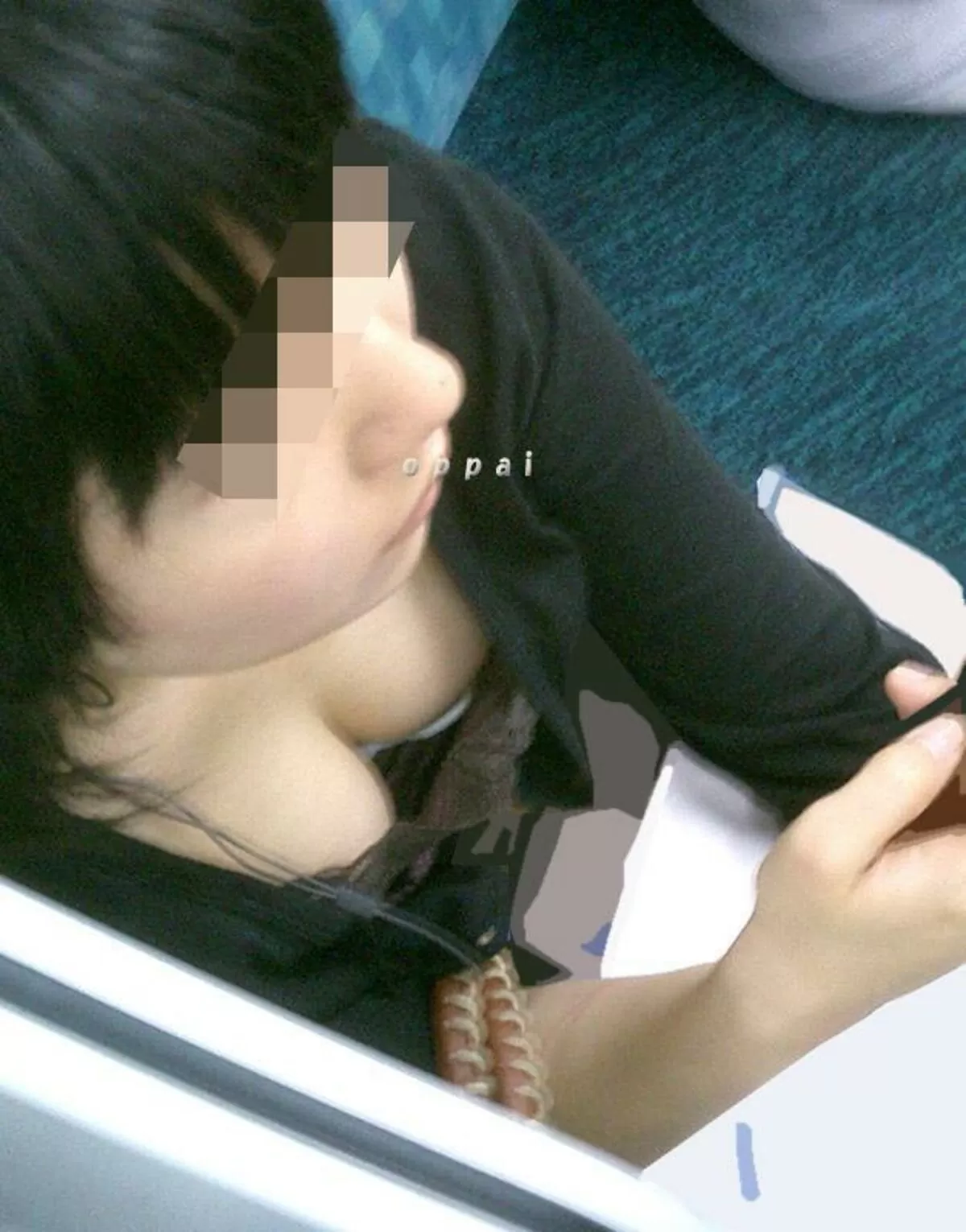 電車の谷間エロ画像059